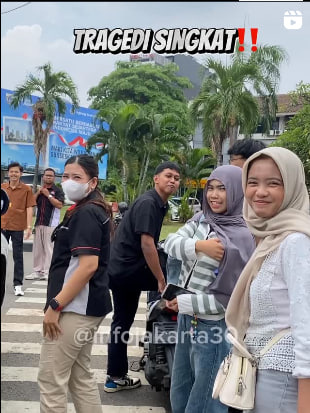 Telah terjadi tragedi singkat terhadap wanita.😱 Usut demi usut, dari suara warga sekitar, wanita ini ternyata ketabrak.😱 Oh fakmen.😱 Sungguh tragis dan mengenaskan.😱 Mimin bersuara, “Untuk semua pengendara motor ataupun mobil,hendaklah kalian lebih berhati-hati dalam berkendara. Dikarnakan hari apes tidak ada di kalender”.🙏🏻 Mimin do’akan semoga kaki mbak Q yang kencot cepat sembuh ya.🙏🏻 Dan untuk abang Pajero putih dan warga sekitar yang sudah membantu, Mimin ucapkan terimakasih banyak. Semoga kebaikan kalian di balas dengan allah swt. Amin.🙏🏻 Salam hangat dari mimin.🤌💚 Lokasi, Puri kembangan jakarta barat. Pukul jam 12.01 Siang hari bolong. Tanggal 30/09/2025.