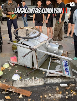 Telah terjadi dan terjadi lagi.😱 Lakalantas lumayan di jalur Srengseng jakarta barat.😱