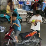 Bisa-bisanya motor mio bapak terguling.🫠 Usut demi usut, si bocil lagi minum thai tea nya, tapi tidak memikirkan motor mio bapaknya.🥴