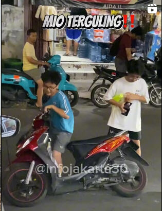 Bisa-bisanya motor mio bapak terguling.🫠 Usut demi usut, si bocil lagi minum thai tea nya, tapi tidak memikirkan motor mio bapaknya.🥴
