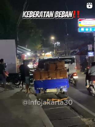 Sungguh tragis nasibmu mobil bak biru.🥴