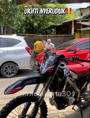 Inponya, mobil merah ukhti menyeruduk mobil silver.😱 Usut demu usut, Mimin engga tau. Dikarnakan mimin lagi beli serokan ikan.